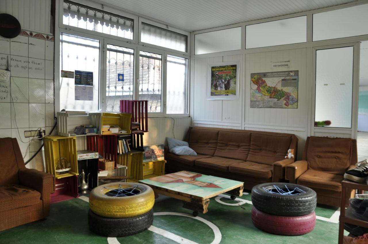 Canal Hostel Şǝki Екстериор снимка